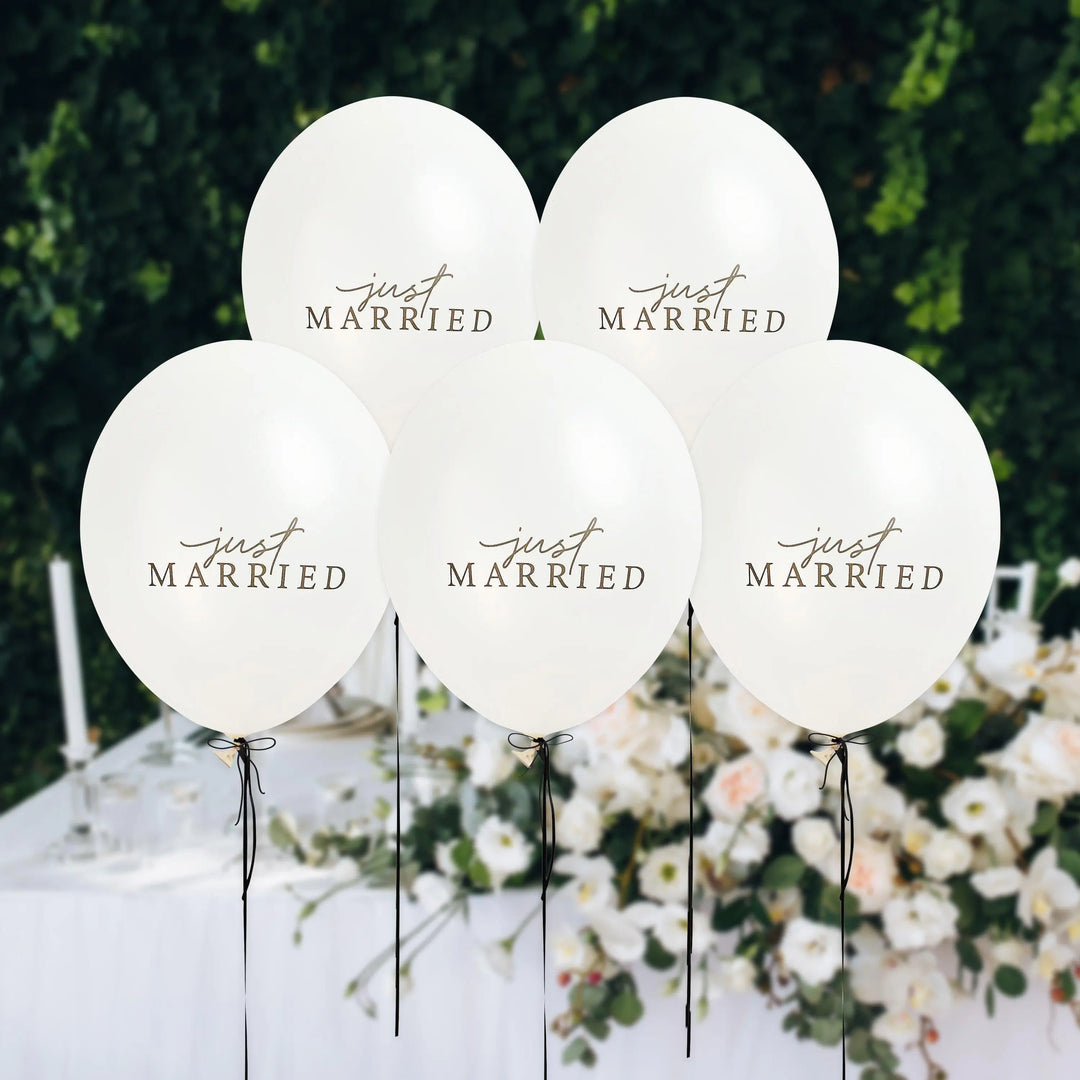 Black 'Just Married' Cake Topper - Modern Acrylic Wedding Decor - Elegant Script -Minimalist Cake Decoration - Jolie Fete UK