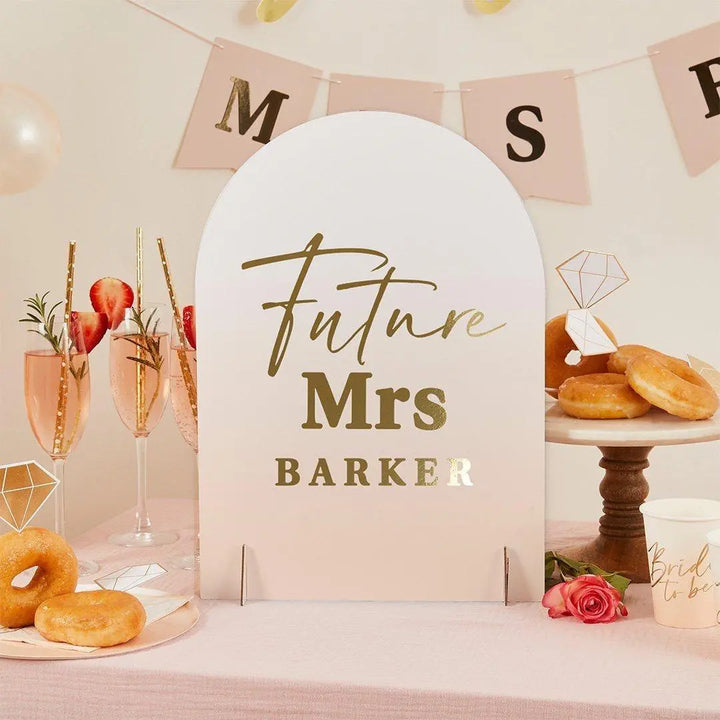 Future Mrs Sign - Customisable Hen Party Table Decor - White & Pink Peach Signage - Personalised Bride to Be Decoration - Custom Surname - Jolie Fete UK