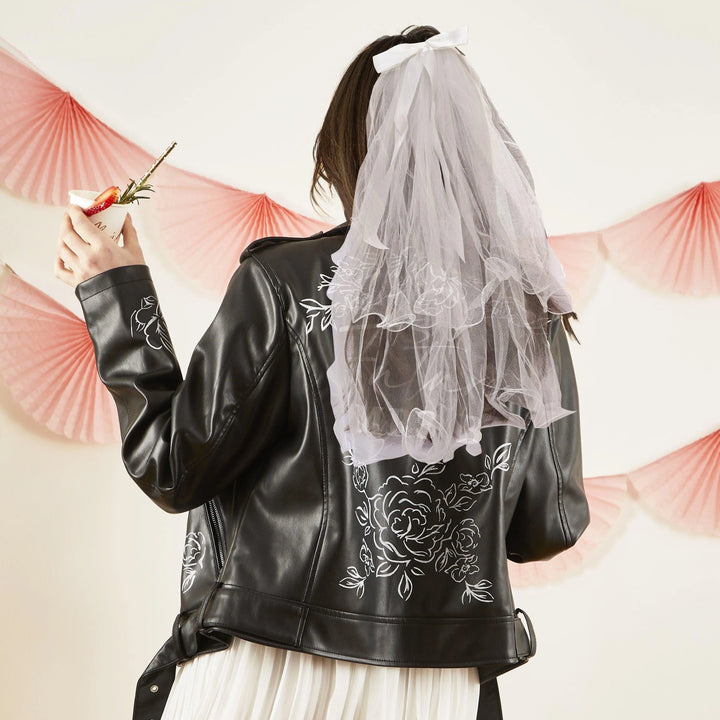 Hen Party Veil With White Satin Bow - Bride to Be Hair Accessory for Hen Do, Bachelorette Party & Bridal Shower - Modern Tulle Veil Clip - Jolie Fete UK