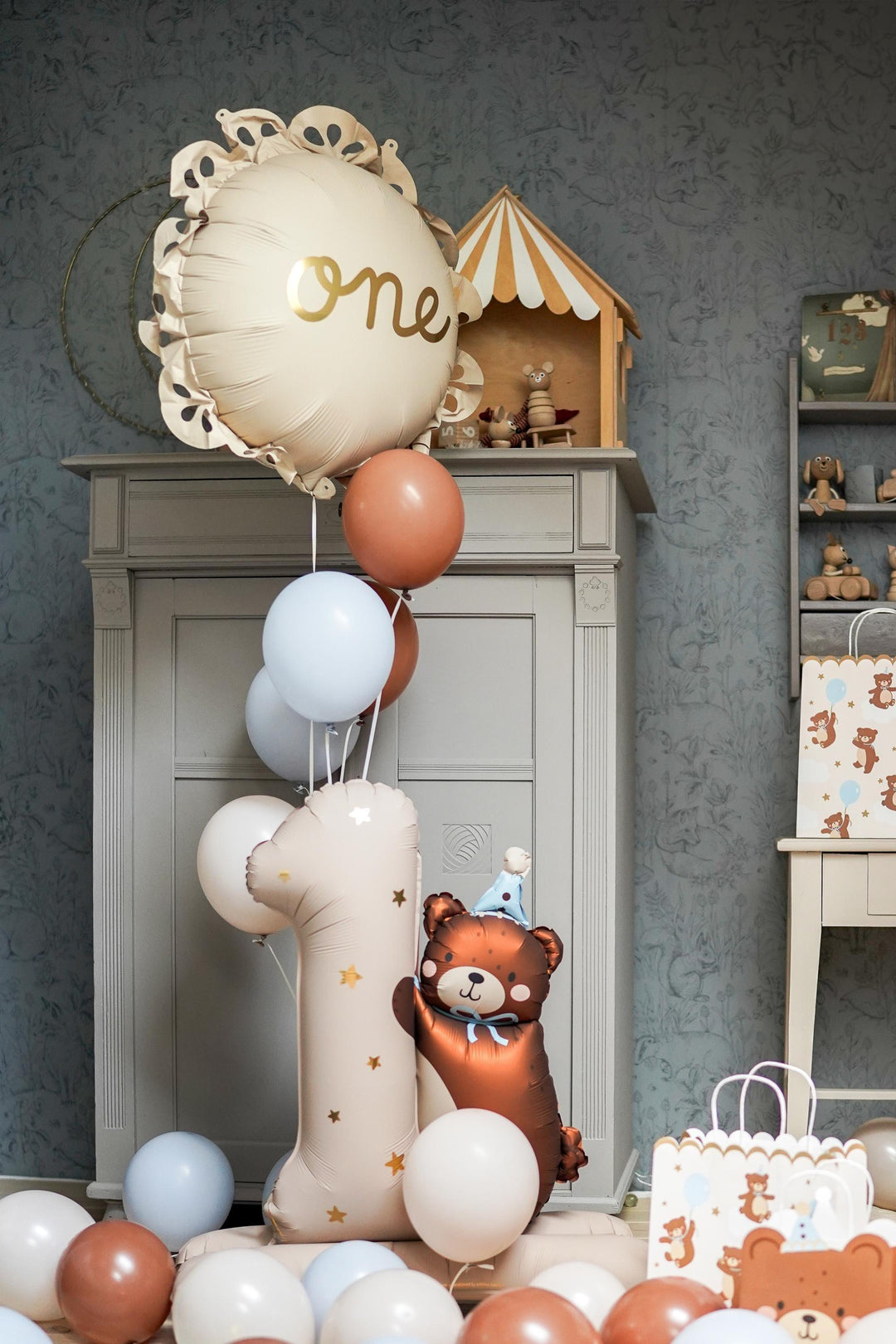 Number One 1st Birthday Balloon - Cream & Gold Scalloped Foil Balloon - Neutral First Birthday Decor - Ruffle Edge Party Prop -52cm Inflated - Jolie Fete UK